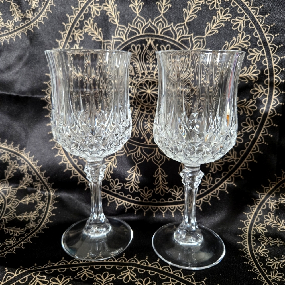Set of 2, Cristal d'Arques Longchamp wine glass.